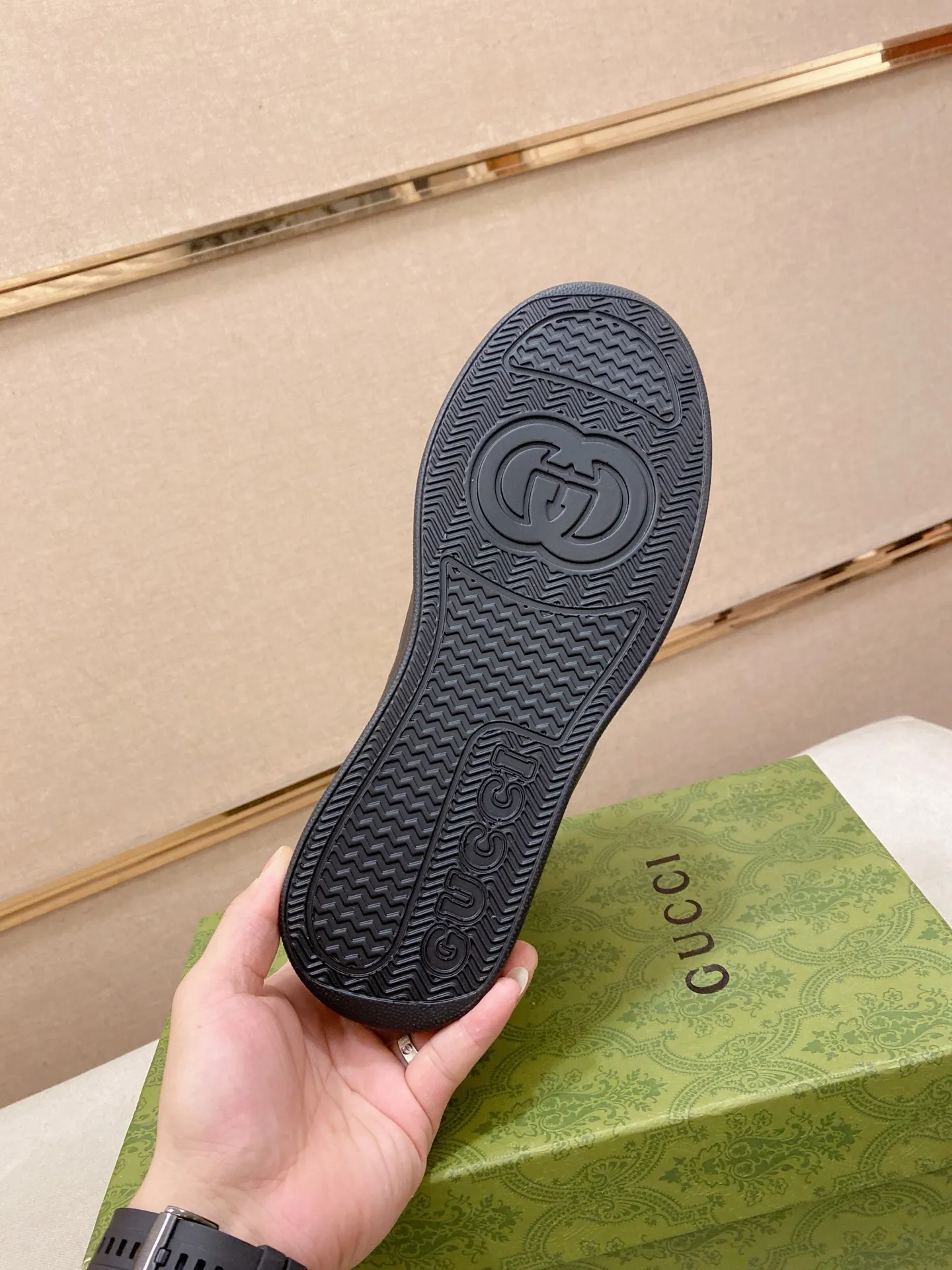 Factory price: 442💰 (GUCCI) The latest model from the official website🎁🎁Casual and fashionable men's shoes👟, hot style💥The style is simple and elegant, exclusive for trendy men. Unique official website's latest brand elements👑original Gucci decoration, fashionable and generous, the fabric is original cowhide ✅sheepskin lining, the official website specifies wear-resistant casual outsole, the classic model is taken in kind at the counter🎬38-44 (can be customized for 45 non-refundable)